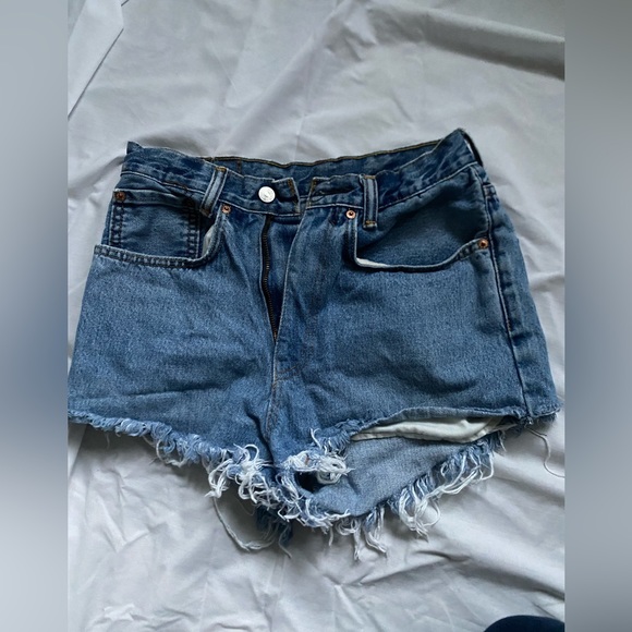 Levi’s shorts so cute perfect for summer - Picture 3 of 3
